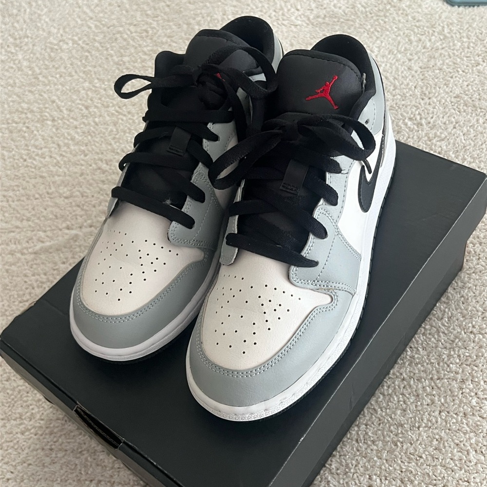Jordan 1 Low in Light smoke Gray (7.5 men’s/ 8.5-9 women’s) super cute sneakers - Picture 3 of 7